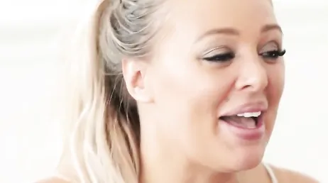 La rubia Daniella Margot es follada por dos buenos machos