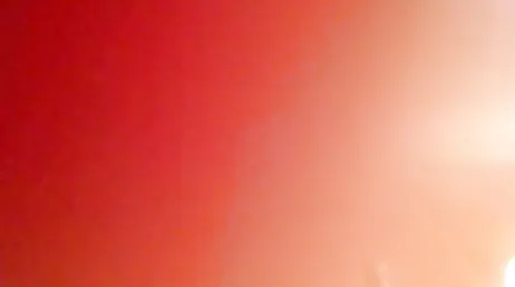 La femme enceinte est excitée et se masturbe devant la webcam