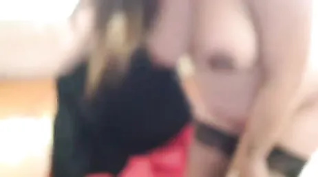 La femme enceinte est excitée et se masturbe devant la webcam