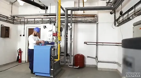 Rörmokaren knullar min fitta innan han fixar pannan hemma
