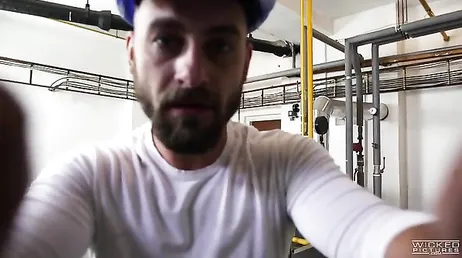 Rörmokaren knullar min fitta innan han fixar pannan hemma