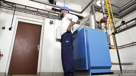 Rörmokaren knullar min fitta innan han fixar pannan hemma