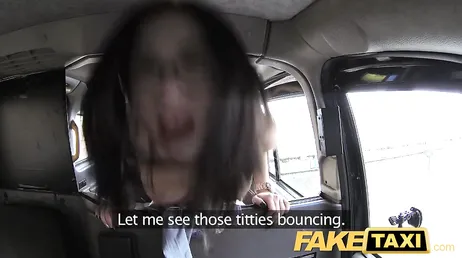 Die Spanierin Julia de Lucia gibt im berühmten FakeTaxi ihr Bestes