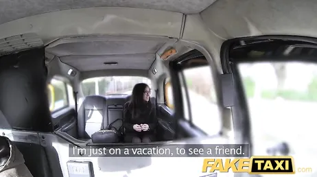 Die Spanierin Julia de Lucia gibt im berühmten FakeTaxi ihr Bestes