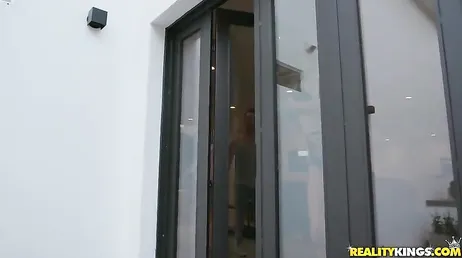 La bionda Nicolette Shea è molto arrapata con il suo giovane vicino..