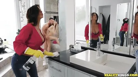 Filha e mãe no banho comigo, porra, as duas vão ser safadas!