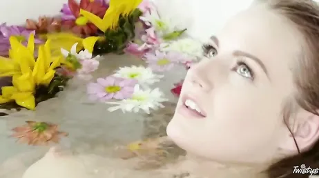 Scarlett Sage, très excitée, se doigte pour nous..
