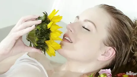 Scarlett Sage, très excitée, se doigte pour nous..
