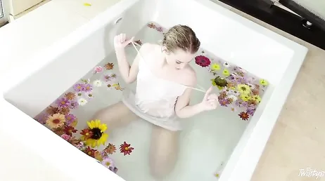 Scarlett Sage, très excitée, se doigte pour nous..
