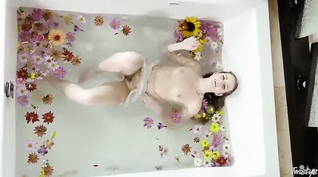 Scarlett Sage, très excitée, se doigte pour nous..