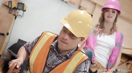 Ils passent toute la journée à baiser, c'est normal que le travail soit retardé comme ça...