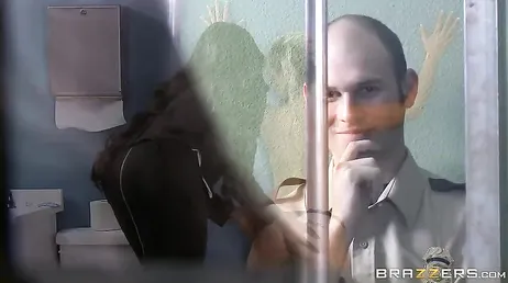 Le chef de la prison m'oblige à lui toucher la chatte et à la baiser.