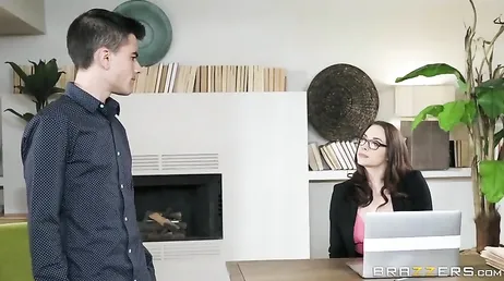 Le patron a besoin d'une bonne baise, ce stagiaire propose ça...