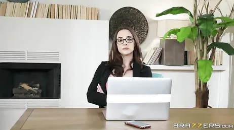 Le patron a besoin d'une bonne baise, ce stagiaire propose ça...