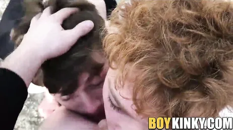 Va in campagna con i suoi nipoti gay per scopare con loro