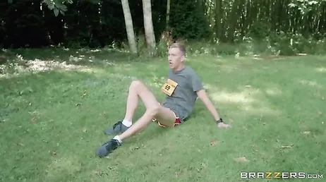 L'homme s'est évanoui, curieusement sa bite est en l'air