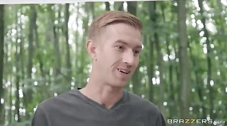 L'homme s'est évanoui, curieusement sa bite est en l'air