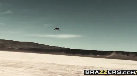 Quelque chose comme une version porno de Top Gun avec Lisa Ann en train de baiser.