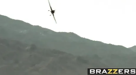 Quelque chose comme une version porno de Top Gun avec Lisa Ann en train de baiser.