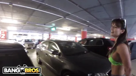 Ils en ont envie et commencent à baiser sur le parking de l'aéroport