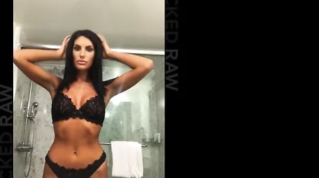 L'arrapato August Ames si diverte con un cazzo nero