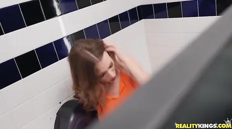 Il cameriere scopa un cliente nel bagno delle donne...!!