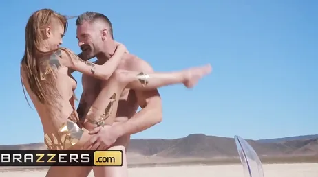 Knullad mitt i öknen efter att ha spelat in en musikvideo