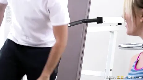 Der Fitnesstrainer steckt seinen riesigen Schwanz in meinen verdammten Mund
