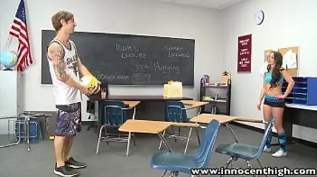Le professeur les punit en classe et ils commencent à baiser sur place !