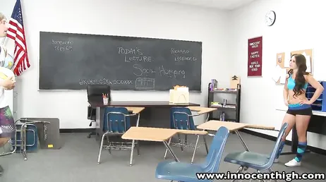 Le professeur les punit en classe et ils commencent à baiser sur place !