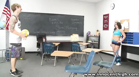 Le professeur les punit en classe et ils commencent à baiser sur place !