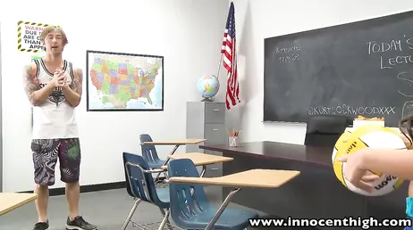 Le professeur les punit en classe et ils commencent à baiser sur place !