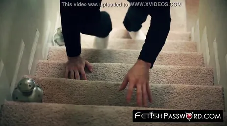 Il entre par effraction dans la maison et surprend la dame super excitée