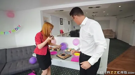 E come regalo di compleanno per Penny Pax, una bella scopata!