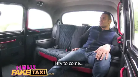 Jóder con la taxista, me lleva a un descampado y me pide follar