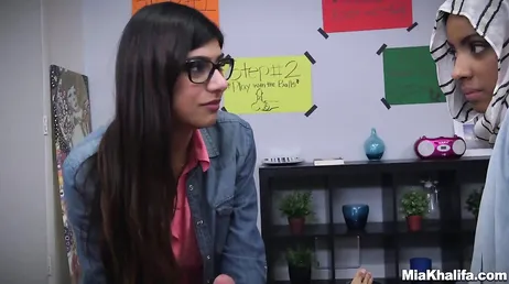 Mia Khalifa lär en vän hur man rycker kukar med handen och munnen