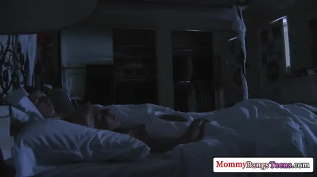 Min flickväns mamma rör vid mitt paket, hon kommer att vara elak...