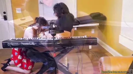 Le professeur de chant semble stressé : je crois que je vais le baiser