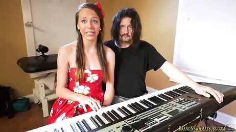 Le professeur de chant semble stressé : je crois que je vais le baiser