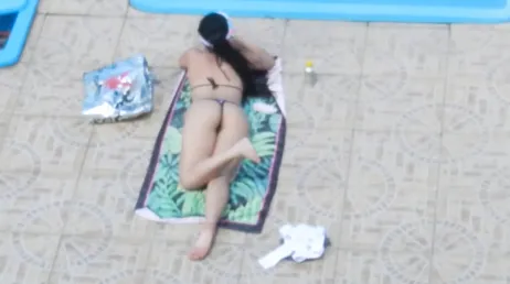 Elle ne sait pas que je l'enregistre entièrement pendant qu'elle joue...