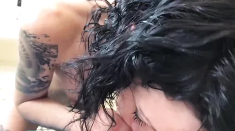 MILF divorciada apaixonada por seu jovem amante: ela vai chupá-lo até deixá-lo seco!