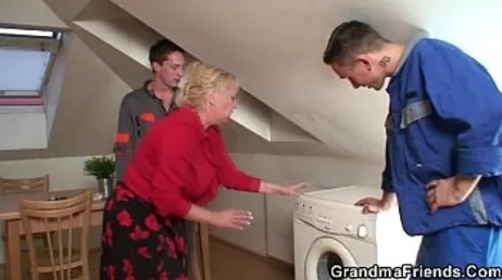 Oude dame stelt jonge loodgieters voor om haar te neuken