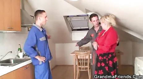 Oude dame stelt jonge loodgieters voor om haar te neuken