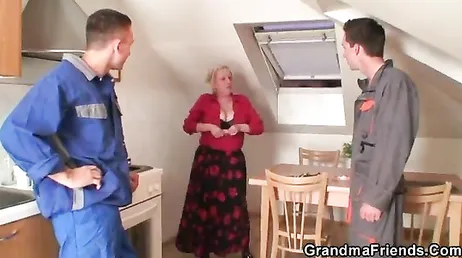 Oude dame stelt jonge loodgieters voor om haar te neuken