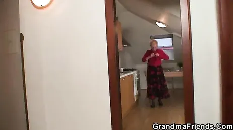Oude dame stelt jonge loodgieters voor om haar te neuken