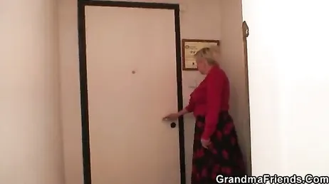 Oude dame stelt jonge loodgieters voor om haar te neuken