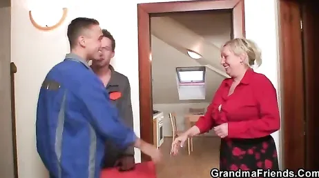 Oude dame stelt jonge loodgieters voor om haar te neuken