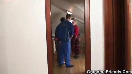 Oude dame stelt jonge loodgieters voor om haar te neuken