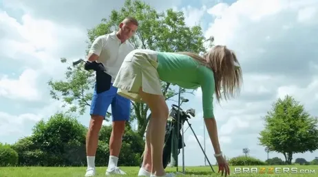 Er stopft dem Golflehrer das Paket in den Arsch, um ihn zu provozieren