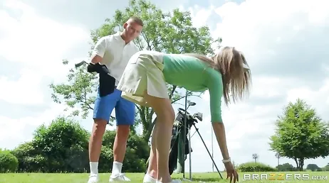 Er stopft dem Golflehrer das Paket in den Arsch, um ihn zu provozieren